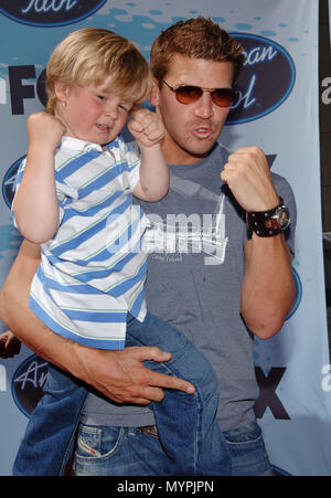 David Boreanaz et fils Jaren arrivant à le Kodak Theatre de Los Angeles. 24 mai 2006.09 BoreanazDavid son002 événement dans la vie d'Hollywood, Californie - Red Carpet Event, USA, Cinéma, Célébrités, photographie, Bestof, Arts, Culture et divertissement, Célébrités, Mode de vie meilleure, Hollywood, événement dans la vie d'Hollywood, Californie - Tapis rouge et en coulisses, musique, célébrités, Topix en couple, en famille (mari et femme) et les enfants - les enfants, frères et sœurs, tsuni@Gamma-USA.com Tsuni enquête de crédit / USA, 2006 à 2009 Banque D'Images