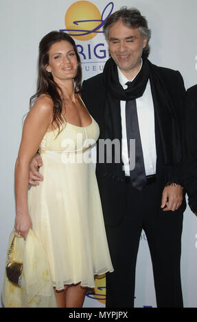 Andrea Bocelli et femme d'arriver à la Clive Davis Pre-Grammy Party aat le Beverly Hilton à Los Angeles pleine longueur. BoteccelliAndrea contact visuel 09 femme  09 Événement dans la vie d'Hollywood, Californie - Red Carpet Event, USA, Cinéma, Célébrités, photographie, Bestof, Arts, Culture et divertissement, Célébrités, Mode de vie meilleure, Hollywood, événement dans la vie d'Hollywood, Californie - Tapis rouge et en coulisses, musique, célébrités, Topix en couple, en famille (mari et femme) et les enfants - les enfants, frères et sœurs, tsuni@Gamma-USA.com Tsuni enquête de crédit / USA, 2006 à 2009 Banque D'Images