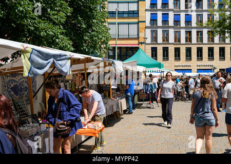 Berlin, Allemagne - juin 2018 : les gens sur la rue du marché à Hackescher Markt de Berlin, Mitte sur une journée ensoleillée Banque D'Images