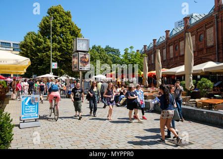 Berlin, Allemagne - juin 2018 : les gens sur la rue du marché à Hackescher Markt de Berlin, Mitte sur une journée ensoleillée Banque D'Images