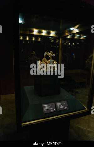 Vienne, Autriche - 22 octobre 2017 : couronne impériale dans du trésor impérial ou Kaiserliche Hofburg Schatzkammer au Banque D'Images