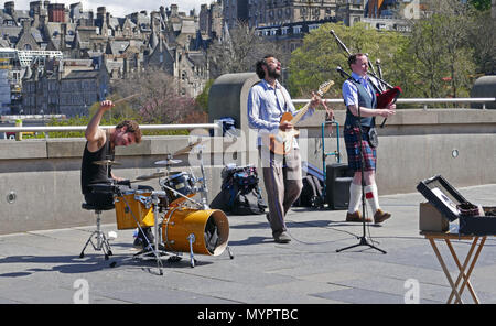 Les amuseurs publics dans les jardins de Princes Street, Édimbourg, Écosse Banque D'Images