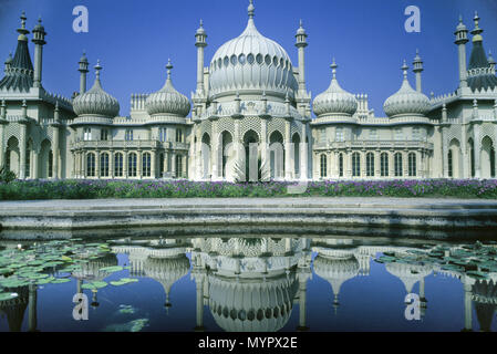 1992 Pavillon royal historique reflète dans bassin ornemental BRIGHTON EAST SUSSEX ENGLAND UK Banque D'Images