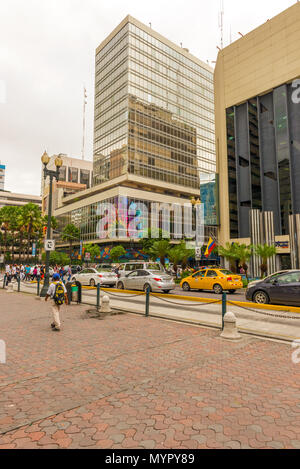 Guayaquil, Équateur - 15 Avril 2016 : tous les jours le trafic au centre-ville de Guayaquil en Équateur. Banque D'Images