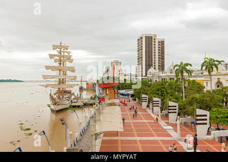 Guayaquil, Équateur - 15 Avril 2016 : vue sur les gens qui marchent à Malecon 2000. C'est le nom donné au promenade surplombant le fleuve Guayas dans l'Ecu Banque D'Images