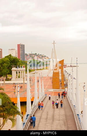 Guayaquil, Équateur - 15 Avril 2016 : vue sur les gens qui marchent à Malecon 2000. C'est le nom donné au promenade surplombant le fleuve Guayas dans l'Ecu Banque D'Images