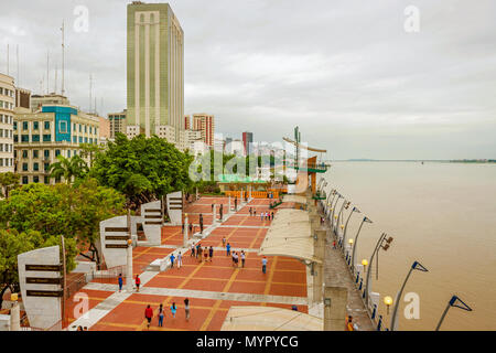 Guayaquil, Équateur - 15 Avril 2016 : vue sur les gens qui marchent à Malecon 2000. C'est le nom donné au promenade surplombant le fleuve Guayas dans l'Ecu Banque D'Images