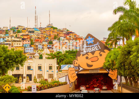 Guayaquil, Équateur - 15 Avril 2016 : vue panoramique sur les tours de téléphonie cellulaire et maisons colorées de Guayaquil du Cerro Santa Ana quartier. Banque D'Images