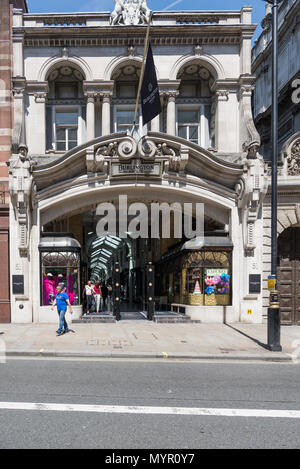 L'entrée de Burlington Arcade, Piccadilly, Londres, Angleterre, Royaume-Uni. Banque D'Images