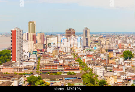 Guayaquil, Équateur - 15 Avril 2016 : vue aérienne au centre-ville de bâtiments à Guayaquil en Equateur. Banque D'Images