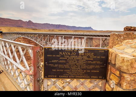 Pont Navajo, Arizona, USA- 06 septembre 2017 : Navajo historique pont enjambe le canyon Marble dans le nord de l'Arizona. Est une paire de ponts en arc en acier que c Banque D'Images