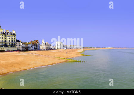 Vue de la plage de la jetée d'Eastbourne Banque D'Images