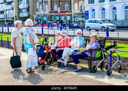 Groupe de cadres chers pour un chat rencontre. Promenade Eastbourne, Banque D'Images
