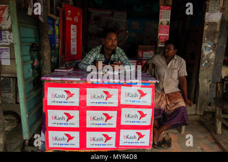 Un magasin mobile banking à Burigoalini Bazar. Shyamnagar, Satkhira, Bangladesh Banque D'Images