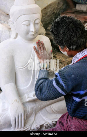 L'homme local travaillant sur une statue près de la Pagode Mahamuni à Mandalay, Myanmar. Mandalay est la deuxième plus grande ville du Myanmar. Banque D'Images