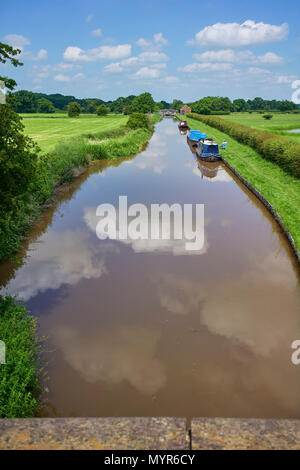 Du canal de Shropshire Union à l'égard Hack serrures vert un jour d'été Banque D'Images