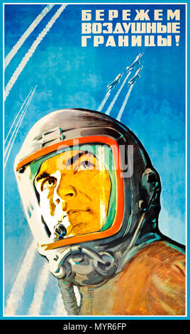 Vintage des années 60, la propagande soviétique exploration vol affiche : "Nous garder les frontières de l'air !" avec illustration de l'URSS pilote portant un casque d'oxygène à haute altitude et à la recherche d'avions militaires jusqu'à quitter les sentiers blancs dans le ciel bleu comme ils volent vers le haut à la vitesse Banque D'Images