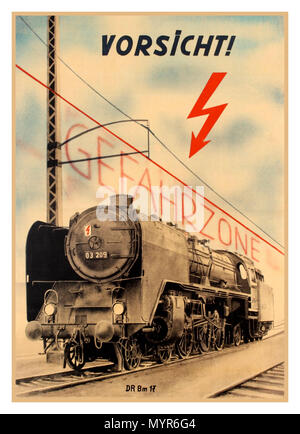 1930 Locomotive à vapeur allemand - français de l'affiche affiche de propagande d'avant-guerre. Dépeint une D.B. Locomotive du pacifique avec les mots "VORSICHT" GEFAHRZONE Affiches de propagande de la sécurité ferroviaire Locomotive vintage affiche allemande 'Attention ! Danger Zone" (Vorsicht ! Gefahrzone).L'Allemagne Banque D'Images