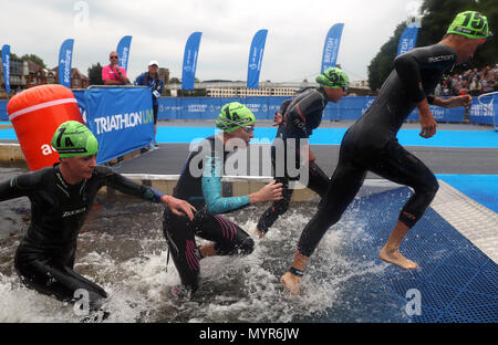 Les concurrents quittent l'eau après la première étape de nager au cours de l'Accenture 2018 World Triathlon Relais mixte Cas à Nottingham. Banque D'Images