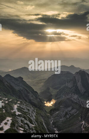 L'Europe, Suisse, Appenzell, Mont Saentis, aube sur Seealpsee et vallée du Rhin Banque D'Images