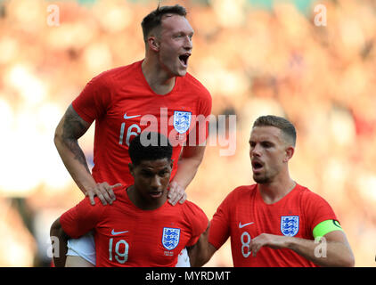 L'Angleterre Marcus Rashford (en bas à gauche) fête marquant son premier but de côtés du jeu avec son coéquipier Phil Jones et Jordan Henderson (à droite) au cours de la match amical à Elland Road, Leeds. Banque D'Images