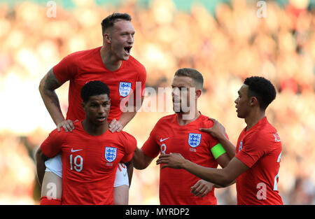 L'Angleterre Marcus Rashford (en bas à gauche) fête marquant son premier but de côtés du jeu avec ses coéquipiers Phil Jones, Jordan Henderson et Trent Alexander-Arnold pendant le match amical à Elland Road, Leeds. Banque D'Images