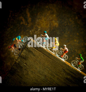 Les cyclistes miniatures de fichier en plastique, studio shot Banque D'Images