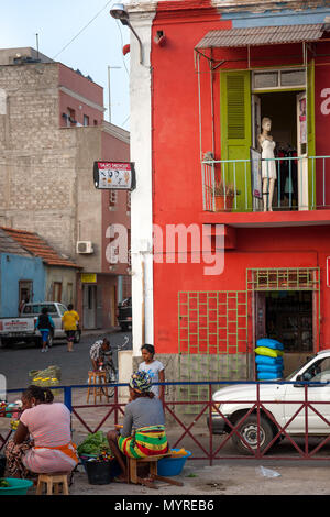 La vie à Mindelo, les résidents qui vendent des marchandises à la place juste sur le marché. Mur rouge avec un mannequin dans la fenêtre MINDELO, CAP VERT - Décembre 07, 2015 Banque D'Images
