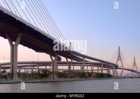 Voir l'autoroute surélevée de traverser la rivière au crépuscule. Banque D'Images