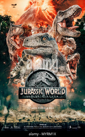 Jurassic World : Fallen Kingdom (2018) réalisé par J.A. Bayona et avec Bryce Dallas Howard, Chris Pratt, Ted Levine et Jeff Goldblum. Les dinosaures sont mis à s'éteindre de nouveau quand un volcan sur leur île devient actif. Banque D'Images