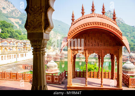 Vue du pavillon en face du lac nexxt au City Palace et Cénotaphe, Alwar, Rajastha, Inde Banque D'Images