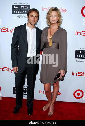 Stuart Towsend et Charlize Theron qui arrivent à l'ESPRIT D'INDÉPENDANCE DES PRIX À L'Hôtel W à Los Angeles. 28 juin, TheronCharlize TowsendSt 2006.14 événement dans la vie d'Hollywood, Californie - Red Carpet Event, USA, Cinéma, Célébrités, photographie, Bestof, Arts, Culture et divertissement, Célébrités, Mode de vie meilleure, Hollywood, événement dans la vie d'Hollywood, Californie - Tapis rouge et en coulisses, musique, célébrités, Topix en couple, en famille (mari et femme) et les enfants - les enfants, frères et sœurs, tsuni@Gamma-USA.com Tsuni enquête de crédit / USA, 2006 à 2009 Banque D'Images