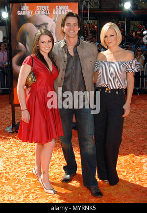 Jim Carrey et sa fille Jane Erin et Jenny McCarthy Horton Hears a Who ! Premiere au Westwood Theatre de Los Angeles. toute la longueur de contact avec les yeux sourire 15  McCarhyJenny JaneErin CarreyJim  15 Événement dans la vie d'Hollywood, Californie - Red Carpet Event, USA, Cinéma, Célébrités, photographie, Bestof, Arts, Culture et divertissement, Célébrités, Mode de vie meilleure, Hollywood, événement dans la vie d'Hollywood, Californie - Tapis rouge et en coulisses, musique, célébrités, Topix en couple, en famille (mari et femme) et les enfants - les enfants, frères et sœurs, tsuni@Gamma-USA.com Tsuni enquête de crédit / USA, 2 Banque D'Images