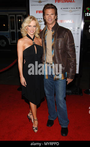 Lorenzo Lamas et Barbara Moore arrivant au niveau du pare-feu Premiere au Chinese Theatre de Los Angeles. Le 2 février,  MooreBarbar LamasLorenzo 2006.19 événement dans la vie d'Hollywood, Californie - Red Carpet Event, USA, Cinéma, Célébrités, photographie, Bestof, Arts, Culture et divertissement, Célébrités, Mode de vie meilleure, Hollywood, événement dans la vie d'Hollywood, Californie - Tapis rouge et en coulisses, musique, célébrités, Topix en couple, en famille (mari et femme) et les enfants - les enfants, frères et sœurs, tsuni@Gamma-USA.com Tsuni enquête de crédit / USA, 2006 à 2009 Banque D'Images