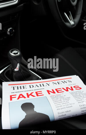 Journal dans une voiture avec le titre fake news Banque D'Images