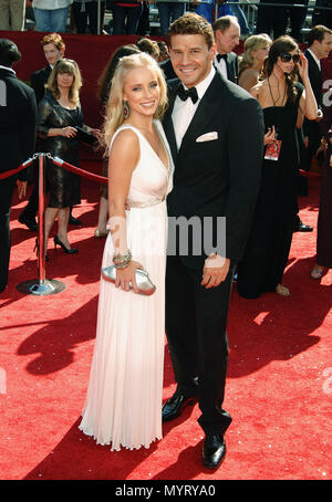 David Boreanaz et sa femme - 60th Annual Emmy Awards au Nokia Theatre de Los Angeles le contact visuel pleine longueur femme BoreanazDavid  smile 26 Événement dans la vie d'Hollywood, Californie - Red Carpet Event, USA, Cinéma, Célébrités, photographie, Bestof, Arts, Culture et divertissement, Célébrités, Mode de vie meilleure, Hollywood, événement dans la vie d'Hollywood, Californie - Tapis rouge et en coulisses, musique, célébrités, Topix en couple, en famille (mari et femme) et les enfants - les enfants, frères et sœurs, tsuni@Gamma-USA.com Tsuni enquête de crédit / USA, 2006 à 2009 Banque D'Images