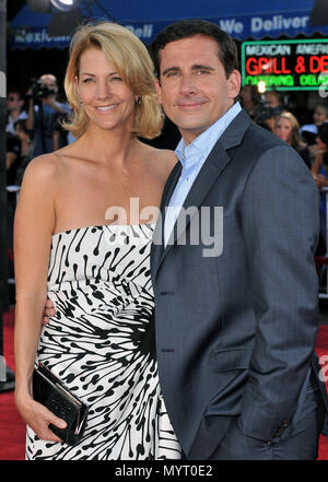 Steve Carell et femme Nancy Murs - Get Smart Premiere au Westwood Village Theatre de Los Angeles. Les trois quarts les yeux sourire femme  54 CarellSteve événement dans la vie d'Hollywood, Californie - Red Carpet Event, USA, Cinéma, Célébrités, photographie, Bestof, Arts, Culture et divertissement, Célébrités, Mode de vie meilleure, Hollywood, événement dans la vie d'Hollywood, Californie - Tapis rouge et en coulisses, musique, célébrités, Topix en couple, en famille (mari et femme) et les enfants - les enfants, frères et sœurs, tsuni@Gamma-USA.com Tsuni enquête de crédit / USA, 2006 à 2009 Banque D'Images