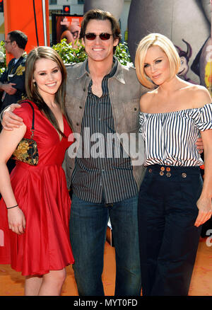 Jim Carrey et sa fille Jane Erin et Jenny McCarthy Horton Hears a Who ! Premiere au Westwood Theatre de Los Angeles. Les trois quarts les yeux sourire McCarhyJenny JaneErin CarreyJim  035 cas à Hollywood Life - Californie, Red Carpet Event, USA, Cinéma, Célébrités, photographie, Bestof, Arts, Culture et divertissement, Célébrités, Mode de vie meilleure, Hollywood, événement dans la vie d'Hollywood, Californie - Tapis rouge et en coulisses, musique, célébrités, Topix en couple, en famille (mari et femme) et les enfants - les enfants, frères et sœurs, tsuni@Gamma-USA.com Tsuni enquête de crédit / USA, Banque D'Images