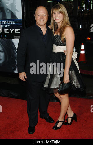 Michael Chiklis avec fille automne- Eagle Eye Premiere au Chinese Theatre de Los Angeles. ChiklisMichael  50 fille événement dans la vie d'Hollywood, Californie - Red Carpet Event, USA, Cinéma, Célébrités, photographie, Bestof, Arts, Culture et divertissement, Célébrités, Mode de vie meilleure, Hollywood, événement dans la vie d'Hollywood, Californie - Tapis rouge et en coulisses, musique, célébrités, Topix en couple, en famille (mari et femme) et les enfants - les enfants, frères et sœurs, tsuni@Gamma-USA.com Tsuni enquête de crédit / USA, 2006 à 2009 Banque D'Images