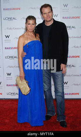 Jack Coleman et épouse Beth Toussaint - Vicky Cristina Barcelona Premiere au Westwood Village Theatre de Los Angeles. SmilColemanJack pleine longueur eye contact  53 Beth Toussaint événement dans la vie d'Hollywood, Californie - Red Carpet Event, USA, Cinéma, Célébrités, photographie, Bestof, Arts, Culture et divertissement, Célébrités, Mode de vie meilleure, Hollywood, événement dans la vie d'Hollywood, Californie - Tapis rouge et en coulisses, musique, célébrités, Topix en couple, en famille (mari et femme) et les enfants - les enfants, frères et sœurs, tsuni@Gamma-USA.com Tsuni enquête de crédit / USA, 2006 à 20 Banque D'Images