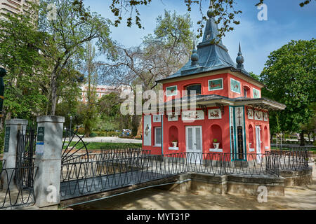 MADRID, ESPAGNE - 23 avril 2018 : petite maison de pêcheur, où le roi Fernando VII utilisé pour pêcher dans le XIX siècle, dans le parc de la bonne retraite. Banque D'Images