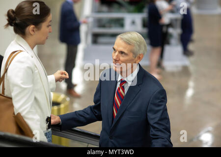 Washington, États-Unis d'Amérique. 07Th Juin, 2018. États-unis le sénateur Rob Portman, républicain de l'Ohio parle avec un employé au Sénat au cours d'un métro vote du Sénat sur la colline du Capitole à Washington, DC, le 7 juillet 2018. Crédit : Alex Edelman/CNP Crédit dans le monde entier | conditions : dpa/Alamy Live News Banque D'Images