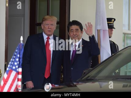 Washington, USA. 7 juin, 2018. Le Président américain Donald Trump (1re L) se félicite le Premier ministre japonais Shinzo Abe (2L) à la Maison Blanche à Washington, DC, États-Unis, le 7 juin 2018. Crédit : Yang Chenglin/Xinhua/Alamy Live News Banque D'Images