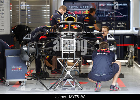 Montréal, Canada. 7 juin, 2018. Équipes qui travaillent sur l'Aston Martin Daniel Ricciardo chez Red Bull Racing pour la pratique libre du vendredi du Grand Prix de Formule 1 du Canada , Circuit Gilles-Villeneuve. Crédit : Richard prudhomme/Alamy Live News Banque D'Images