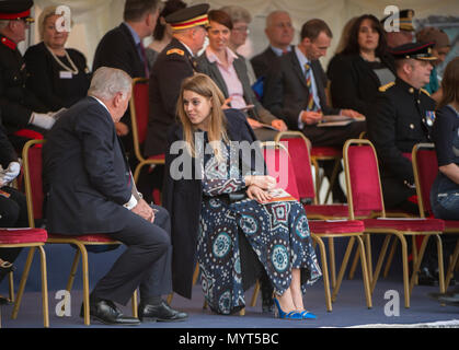 Horse Guards, Londres, Royaume-Uni. 7 juin, 2018. La Princesse Béatrice d'York et la princesse Eugenie d'York arrivent à battre la retraite, une célébration de la coopération est au cœur de ce spectacle de musique militaire en présence du SAR le Prince Andrew, duc de York. Credit : Malcolm Park/Alamy Live News. Banque D'Images