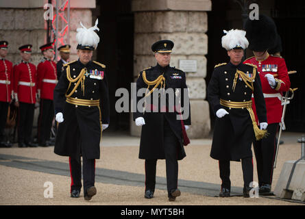 Horse Guards, Londres, Royaume-Uni. 7 juin, 2018. Plus de 750 soldats wow un auditoire de 6 000 spectateurs avec un arrêt cardiaque affichage de la musique militaire, l'équitation, de l'apparat, de précision, et d'artifice dans la célébration annuelle qui est la Division des ménages est de battre en retraite. 'Alliance du libre' en présence de la SAR le Prince Andrew, duc de York, qui arrive avec le Major Général Ben Bathurst CBE (à gauche) et le Colonel Crispin Lockhart, chef d'état-major de l'armée britannique, District de Londres (à droite). Credit : Malcolm Park/Alamy Live News. Banque D'Images