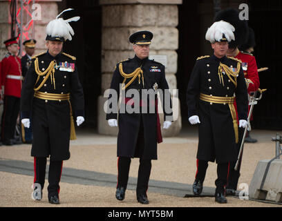 Horse Guards, Londres, Royaume-Uni. 7 juin, 2018. Plus de 750 soldats wow un auditoire de 6 000 spectateurs avec un arrêt cardiaque affichage de la musique militaire, l'équitation, de l'apparat, de précision, et d'artifice dans la célébration annuelle qui est la Division des ménages est de battre en retraite. 'Alliance du libre' en présence de la SAR le Prince Andrew, duc de York, qui arrive avec le Major Général Ben Bathurst CBE (à gauche) et le Colonel Crispin Lockhart, chef d'état-major de l'armée britannique, District de Londres (à droite). Credit : Malcolm Park/Alamy Live News. Banque D'Images