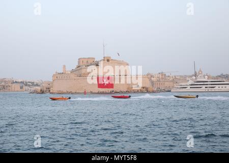 La Valette, Malte. 7 juin, 2018. Les bateaux à moteur course pendant la Pageant of the Seas à La Valette, Malte, le 7 juin 2018. La Valletta Pageant of the Seas hébergé par activité, y compris les courses de compétition, des démonstrations visuelles et l'eau agit ici jeudi. Credit : Yuan Yun/Xinhua/Alamy Live News Banque D'Images