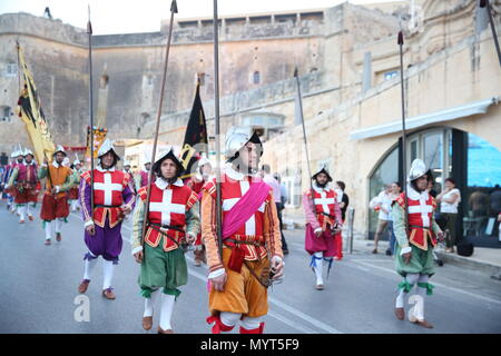 La Valette, Malte. 7 juin, 2018. Les artistes interprètes ou exécutants parade près de le grand port de La Valette pendant le spectacle de la mer à La Valette, Malte, le 7 juin 2018. La Valletta Pageant of the Seas hébergé par activité, y compris les courses de compétition, des démonstrations visuelles et l'eau agit ici jeudi. Credit : Yuan Yun/Xinhua/Alamy Live News Banque D'Images