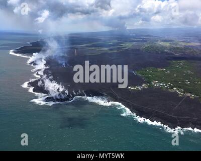 New York, USA. 6 juin, 2018. Coulées en Kapoho Bay détruisant maisons et forêt dans la région de Vacationland causée par l'éruption du volcan Kilauea, le 6 juin 2018 à Hawaii. La récente éruption continue de détruire des maisons, forçant les évacuations et crachant de la lave et le gaz toxique sur la grande île d'Hawaï. Credit : Planetpix/Alamy Live News Banque D'Images